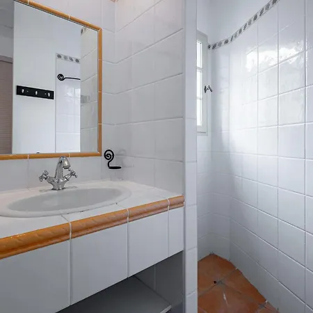 4 Bedroom Gorgeous In Holiday home *